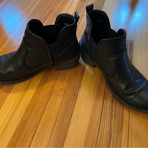 Women’s size 8 black booties - Picture 2 of 4